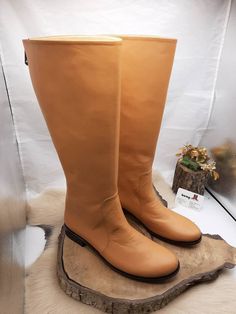 These are genuine leather handmade naturel custom made women's boots. There is every size is available 6 us to 11 us, 36 eu to 42.5 eu. Made with genuine leather, ykk zipper, special sole. If you need wider calf size please send us your calf circle measurments. Note; To make custom boots No extra charging... Style is round toe knee high boots. Boots has very sweet HONEY BROWN color. We have door to door shipping service to all over the world express shipping. Accepted payment PayPal, Shopier, Ot Honey Brown Color, Casual Leather Boots, Boots Low Heel, Women's Leather Boots, Soft Boots, Everyday Boots, Oxford Boots, Embroidered Boots, Womens Riding Boots