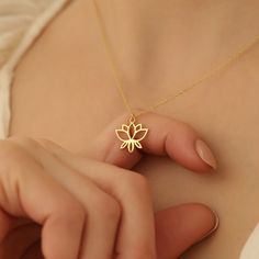 Embrace the beauty and symbolism of the lotus flower with our stunning lotus blossom necklace. This spiritual plant pendant is perfect for those who appreciate meaningful jewelry and seek a connection to mindfulness and meditation. 🌺 Elegant design: Features a beautifully detailed lotus flower, symbolizing purity and spiritual awakening. 🌟 High-quality materials: Made from premium gold for a lasting and luxurious finish. 🎁 Perfect gift: Ideal for birthdays, anniversaries, or special occasions Plant Necklace, Mandala Lotus, Lotus Flower Necklace, Lotus Necklace, Lotus Jewelry, Lotus Pendant, Gold Lotus, The Lotus Flower, Bridal Jewelry Collection