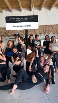 a group of women pose for a photo in front of a sign that reads, aumentar confianza