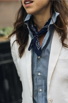 How To Wear Scarves, Wearing Clothes, Blue Shirt, Scarf Styles, Look Fashion, Work Outfit, Casual Chic, What To Wear