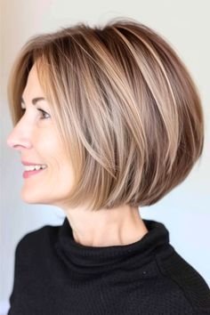 Sleekness meets sophistication with this beautifully highlighted razored bob. It’s the epitome of ageless class, giving you a polished look that’s both chic and easy to manage. Click here to see more stunning short haircuts for older women. Short Haircuts For Older Women, Easy Short Haircuts, Haircuts For Older Women, Chin Length Hair, Hairdos For Short Hair