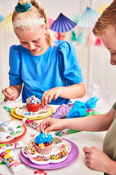 Een kinderfeestje organiseren? Maak het zoet, leuk en creatief met een cupcake bakfeestje! Dit blog helpt je bij elke stap, van het versturen van uitnodigingen tot het voorbereiden van alle ingrediënten, het opzetten van de perfecte feestruimte en het laten creëren van meesterwerken door de kleine bakkers. Laten we in de pret duiken en wat magie toevoegen aan je volgende feest! Cupcake Baking, Baking Party, Cupcake Party, How To Organize, Perfect Party