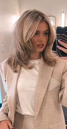 Mid Length Blonde Hair, Underdye Hair, 90s Haircuts, Medium Blonde Hair, Ash Blonde Hair, Dark Blonde Hair, Blonde Hair Shades, Midlength Haircuts, Blonde Hair Looks