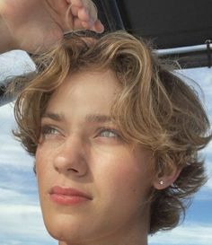 Short 90s Haircuts Women, 90s Bixie Haircut Aesthetic, 90 Short Hair, Beach Blonde Hair Short, Short Hairstyle Masc Women, Short Masc Haircuts For Women, Masculine Haircuts For Women, Short Gay Haircut For Women