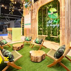 Beursstand inspiratie: Fuze Tea. Pavilion Design Ideas, Gorilla Marketing, Fuze Tea, Exhibit Design Inspiration, Sunrise Breakfast, Tea Stand, Wellness Event, Creative Office Space