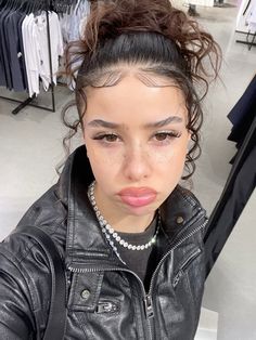 Boy Beat Makeup, Short Natural Curly Hair, Edges Hair, Hair And Makeup Tips, Daily Hairstyles, Make Up Inspo, Hairdos For Short Hair, 90s Hairstyles, Hair Makeover