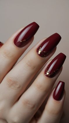 Nails For Wedding The Bride Indian, Fall Nails Classy Simple, Winter Nail Almond, Simple Gel Nail Art Designs, Short Wine Nails, Classy Festive Nails, Burgundy Gold Nail Designs, Short Dark Red Nails With Design