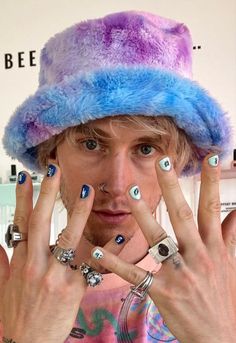 Mgk Nails, Colson Baker Cute, Bucket Hat Winter, Blonde Dye, Mens Nails, Branded Outfits, Grunge Nails, Jaden Smith