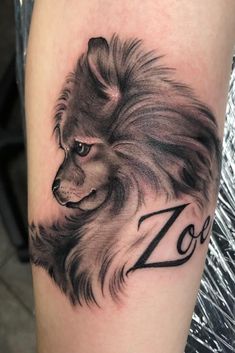 a lion with the word zoo on it's arm