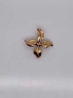 Vintage 14k yellow gold flower charm pendant. The charm weighs 2.75 grams of gold. Gold C, Green Stone Rings, Plain Bands, Charm Necklaces, Real Vintage, Gold Flower, Boston Ma, Flower Charm, Green Stone