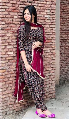 Poses In Punjabi Suit For Women, Cotton Punjabi Dress Designs, Black Suit Salwar, Kameez Ideas, Simple Indian Suits, Punjabi Girl