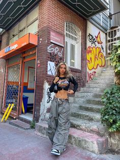 #streetstyle #streetwear #outfits #baggy #cargo #pants Y2k Female Outfits, Cargo Pants Photoshoot, Clothes Essentials, Baggy Outfits, Hoodies Y2k, Accessories Y2k, Tokyo Photos, Street Style Outfits Casual, Y2k Cargo Pants