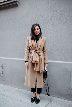 Workplace Fashion, Outfits Skirts, Cold Fashion, Jaime King, Coat Trends, Belted Coat, Katie Holmes, Street Style Outfit