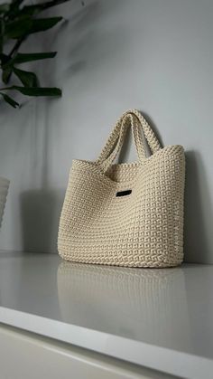 #moda#bolsa#croche#cursodecroche. Crochet Hand Bags, Crochet Beach Bags, Diy Crochet Bag, Crochet Shoulder Bags, Hand Bags For Women, Easy Crochet Baby Blanket, Crochet Pouch, Crochet Business, Crochet Handbags Patterns