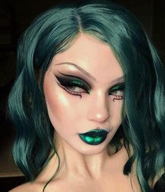 Dark Green And Gold Eyeshadow, Slytherin Makeup Aesthetic, Slytherin Makeup Looks, Green Goth Makeup, Emerald Green Eyeshadow, Maquillage Harry Potter, Makeup Verde, Slytherin Outfit