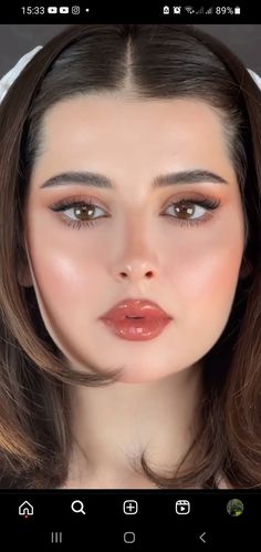 Light Skin High Contrast Makeup, Full Face Makeup Ideas Crazy, Prom Makeup Round Eyes, Lite Makeup Ideas, Makeup Ideas Round Face, Make Up Styles Natural, Big Eye Makeup Looks, Big Face Makeup, Simple Grad Makeup