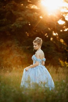 Prom Dress Senior Pictures Photo Ideas, Ball Gown Picture Poses, Prom Dress Portraits, Grad Dress Picture Ideas, Prom Outdoor Photography, Outdoor Prom Picture Ideas, Prom Dresses Poses Photo Ideas, Prom Dress Senior Pictures, Gown Posing Ideas