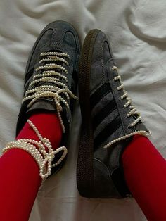 fashion details Sneakers Adidas, Adidas Fashion, Red Sneakers, Swag Shoes, Diy Shoes, Dream Shoes, Style Chic, Sock Shoes