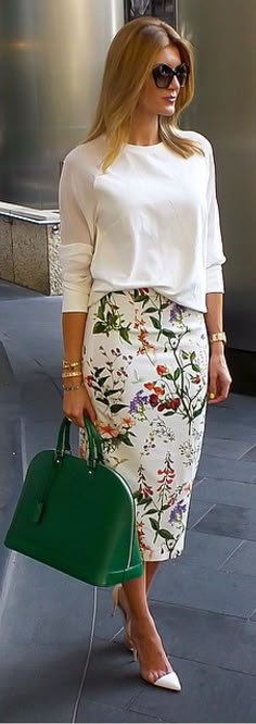 High Waisted Pencil Skirt: How To Style Prints / Midi Pencil Makeup Bridesmaid, Skirt Diy, Hair Bridesmaid, High Waisted Pencil Skirt, Hair Medium, فستان سهرة, Skirt Midi, Pencil Skirts, Short Prom