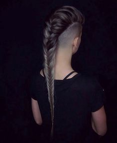 Undercut Updo Hairstyles, Long Hair Mohawk, Style Undercut, Haircut Edgy, Shaved Haircut, Haircut Tips, Super Short Pixie