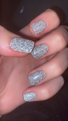 Sylwester Nails, Winter Nail 2023, White Nail Gel, Sparkly Gel Nails, Silver Sparkly Nails, Nail Xmas, Nail Inspo Trendy, Nail Holiday, Sparkly Acrylic Nails