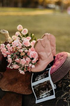 Family Photos With Horses, Cowboy Baby Announcement, Photoshoot Ideas Pink, Western Photoshoot Ideas, Western Baby Girls, Baby 2025, Couple Ootd, Daughter Aesthetic, Country Baby Girl