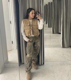 Baddie Hiking Outfits, Hike Outfit Black Women, Jungle Style Outfit, Camping Vest Outfit, Khaki Vest Outfit, Cargo Vest Outfit, Fishing Vest Outfit Streetwear, Jungle Outfits Women, Winter Safari Outfits