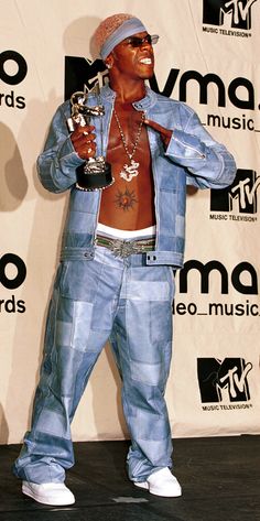 Sisqo's chest-baring patchwork Canadian tuxedo. Denim Outfits 90s, Sean Jean 2000s, Oversized 90s Fashion, Dru Hill 90s, Huge Baggy Jeans, Phat Farm 90s, Sean John 2000s, Baggy Jeans Outfit 90s Hip Hop, Denim On Denim Outfit 90s