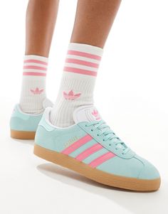 Skor från adidas Originals En färgklick Låg design Stängs med snörning adidas signaturtryck Gummisula Greppvänlig undersida Trendy Shoes 2024, Blue And Pink Outfit, Cute Shoes For School, Colourful Sneakers, Cute Adidas Shoes, Gazelle Adidas, Pink Trainers, Bold Shoes, Adidas Branding