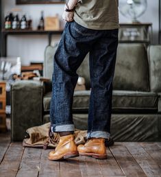 These work boots were built to keep you going, even during long shifts.

Bring classic style to your work day with our Men's horsehide Work Boots.

Crafted with thick, supple horsehide,

they feature heavy water washing for an authentic worn vintage look.

The sole and midsole are made of cowhide, with a top-grade six-layer leather bottom and Blake stitching.

The TPU injected one-piece sole provides comfort and durability.

A cowhide and rubber footbed absorbs sweat and offers cushioning.