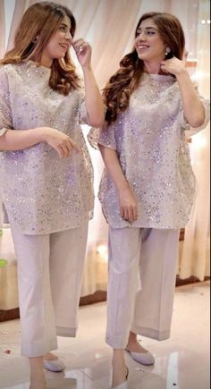 Friend Sketches, Dope Captions, Shadi Dress, Eid Ideas, Eid Outfit Ideas, Plain Kurti, Dress Designs For Girls, Pakistani Women Dresses, Shadi Dresses