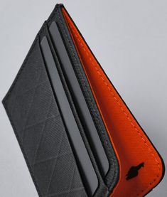 Slim and stylish – this little card wallet is perfect for your needs! Use it to store cash and cards. It's the ultimate way to keep organized on-the-go. Best Slim Wallet, Modern Wallet, Leather Wallet Design, Corporate Gift Baskets, Fun Wallets, Handmade Leather Belt, Leather Store, Fabric Wallet, The Ark