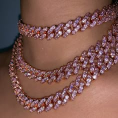 Si vous recherchez la meilleure sélection de chaînes cubaines, tant mieux ! Vous êtes au bon endroit. Notre collier Miami Cuban Chain de 12 mm est le bijou le plus éblouissant et indispensable. Avec son aspect sophistiqué en 12 mm de largeur et les meilleurs choix de variations de couleurs et de longueurs, vous n'avez rien à demander.
Ce Miami Cuban Link est également disponible uniquement en violet et bleu. Il est fabriqué à partir de la meilleure qualité de zircon cubique qui vous fera certa Rapper Jewelry, Cuban Link Necklace, Dope Jewelry, Monogram Necklace, Girly Jewelry, Cuban Link, Pretty Jewellery, Link Necklace, Piercing Jewelry