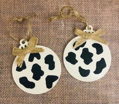 wood-round-ornament-black-white-cow print-farmhouse-decor Diy Cow Christmas Decor, Diy Cow Christmas Ornaments, Cow Print Crafts Diy, Cow Ornaments Diy, Cow Print Ornaments, Diy Cow Print, Cow Tree