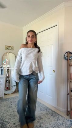 Autumn Blue Jeans Outfit, Chilly School Day Outfit, Flare Legging Fall Outfits, Cute Outfits Layering, Fall Autumn Outfit, Fall Fits Inspiration, Flea Market Outfit Fall, Outfit Inspired Fall, Easy Fall Fits