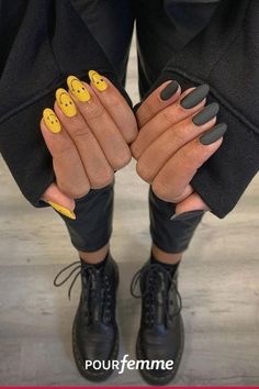 Harry Styles Smile Nails, Nail Design Two Different Hands, 2 Different Nail Designs On Each Hand, Nail Designs Different Hands, Smile On Nails, Music Nail Designs, Thanks Giving Nail Art Designs, Gel Tip Nails Ideas, Split Nail Color