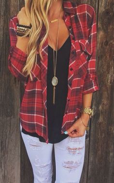 Layered Flannel Outfit, Red Flannel Outfit, Flannel Outfits Men Streetwear, Women Outfits Casual, Flannel Outfits Fall, Light Washed Jeans, College Lifestyle, Flannel Outfit, Plaid Shirt Outfits