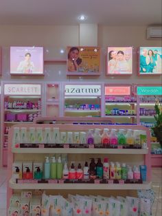 there are many products on display in the store