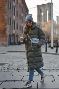 Khaki Puffer Coat Outfit, Khaki Puffer Jacket Outfit, Winter Coat Trends, Walking Outfits, Walking Down The Street