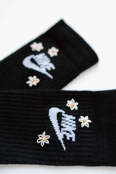 Sock Embroidery Diy, Embroidery On Socks Diy, Embroidery Socks Ideas, Shocks Design