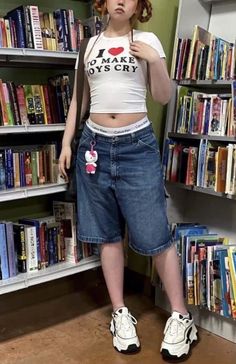 Baggy Short Jeans Outfit, Outfits With Baggy Shorts, Baggy Jeans Shorts Outfit, Big Jorts Outfit, Baggy Shorts Outfits Women, Boy Shorts Outfit Women, Baggy Jorts Outfit Idea, Baggy Shorts Women, Jean Shorts Outfit