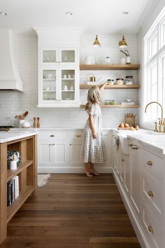 Modern Coastal Farmhouse, Bedroom Transitional, Kitchen Transitional, Kabinet Dapur, Farmhouse Kitchen Design, Cozy Kitchen, Kitchen Room Design