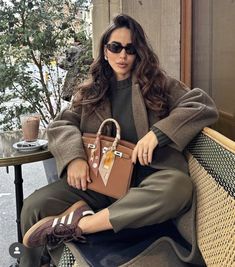 Chic Fall Outfit, Shopping Together, Trendy Outfits Inspiration, Crisp Autumn, Cozy Coffee, Chic Fall Outfits, Effortlessly Chic Outfits, Autumn Days, Current Fashion