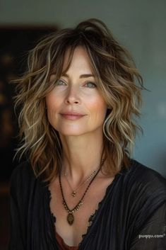 Top Trends in Medium-Length Hairstyles for 2024 - Puqqu Medium Shaggy Hairstyles, Haircuts For Medium Length Hair, Haircuts For Medium Hair, Medium Hair Cuts, Medium Length Hair Cuts, Great Hair, Layered Hair, Hair Day, Shoulder Length