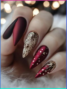 com essas unhas você vai arrasar! Almond Nails Festive, Yuletide Nails, Christmas To New Year Nails, Christmas Nails Pointy, Stiletto Christmas Nails Designs, Christmas Nail Designs Almond, Almond Xmas Nails, Christmas Almond Nails Ideas, Christmas Almond Nails Holidays