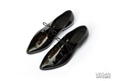 "Shiny Black Oxfords For Women, Stunning Vegan Leather Pointed Toe Shoes These are wonderful Vegan Leather flats with lace in the front for a comfortable closure. They are comfortable and Chic and will look great with any outfit. Wonderful shoes for running around the city, day or night. They have space for your toes and special thick sole. All of our shoes are handmade, created with careful attention to comfort, detail and style. This style has a 2 cm heel. Shoe Details: * Color - Black Availab Cool Shoes For Women, Hipster Shoes, Vegan Shoes Women, Oxford Shoes Outfit, Casual Oxford Shoes, Black Oxford Shoes, Shoes Formal, Bowling Shoes, Black Oxfords