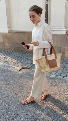 Old Money Women, Women Aesthetic, Looks Party, Old Money Style, Minimal Chic, Casual Chic Outfit, Aesthetic Outfit, Fashion Mistakes