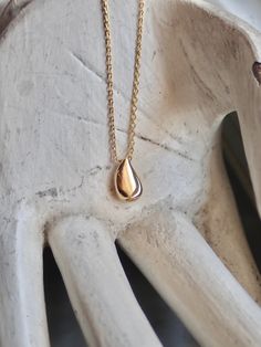 Introducing our Dainty Gold Vermeil Water Drop Necklace, a stunning piece that combines elegance with a touch of nature-inspired charm. Handcrafted with love and attention to detail, this necklace is a perfect accessory to adorn your neckline and add a delicate shimmer to any outfit.Crafted from high quality materials, this necklace features a dainty teardrop pendant, carefully shaped to resemble a beautiful water droplet. The pendant is genuine 14K gold plated, creating a radiant and long-lasti Minimalist Teardrop Jewelry With Adjustable Chain, Rose Gold Necklace With Delicate Teardrop Pendant, Elegant Teardrop Sterling Silver Charm Necklace, Rose Gold Teardrop Jewelry With Delicate Chain, Elegant Teardrop Charm Necklace In Sterling Silver, Elegant Sterling Silver Teardrop Charm Necklaces, Sterling Silver Teardrop Drop Necklace With Adjustable Chain, Gold Drop Dainty Jewelry, Delicate Drop Necklace With Clavicle Chain For Everyday