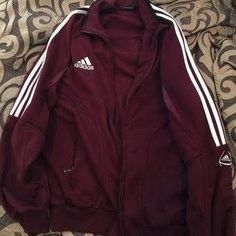 Adidas Clothing, Burgundy Jacket, Diy Vetement, Fits Clothes, Nike Windbreaker, Adidas Outfit, Adidas Shirt, Jeans White, Ripped Denim