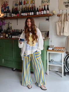 Looking for brands that match Free People's unique retro style? Our article highlights 25 fantastic alternatives that embrace casual, and bohemian aesthetics. Perfect for creating vibrant, colorful summer outfits, these brands will help you achieve that cute, carefree look all season long. For example, we love this outfit with yellow and blue striped pants and a blouse! Colorful Summer Outfits, Looks Hippie, Stile Hijab, Boho Mode, Mode Zara, Skandinavian Fashion, Looks Party, Looks Street Style, Festival Looks